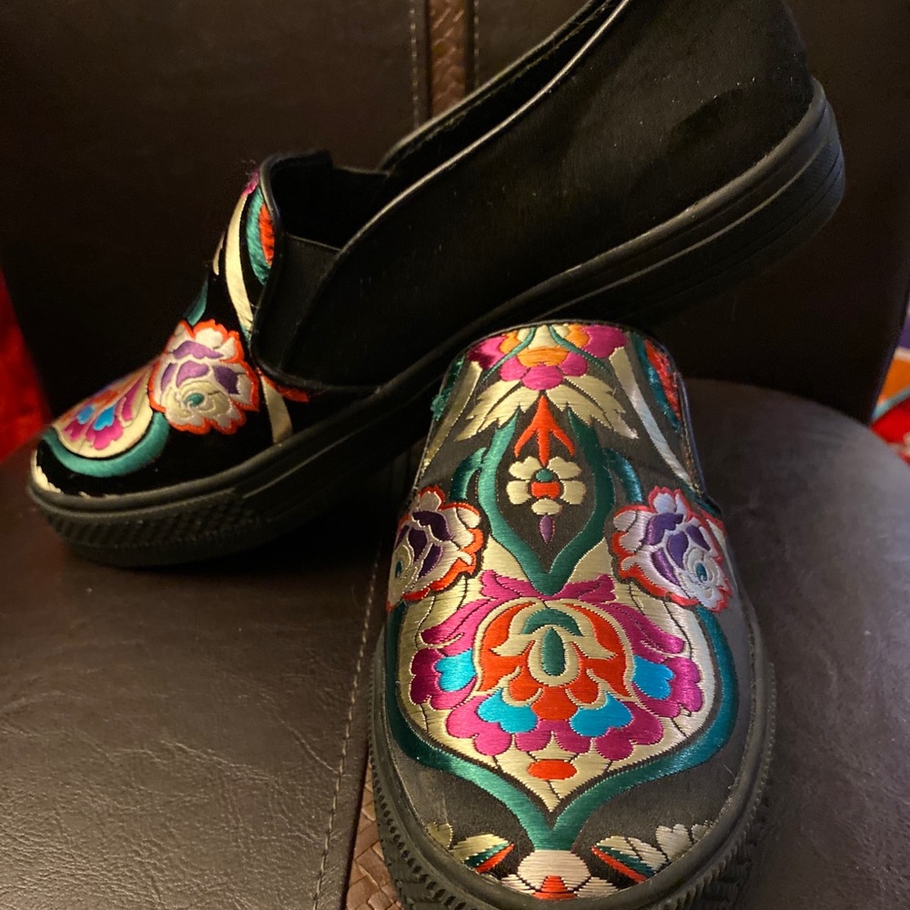 EUC , never worn size 10 black velvet tennies